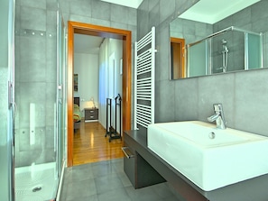 Combined shower/tub, towels
