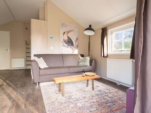 Living room - Comfortable Chalet Near Park De Veluwe (Otterlo)