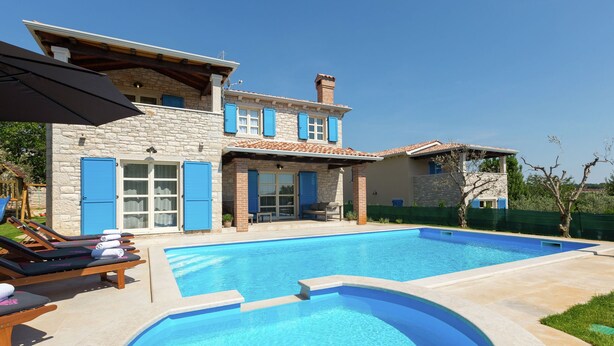 Outdoor pool - Charming Villa With Swimming Pool in Višnjan (Visnjan)