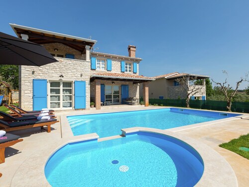 Charming Villa With Swimming Pool in Višnjan
