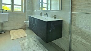 Shower, towels - Charming Villa With Swimming Pool in Višnjan (Visnjan)