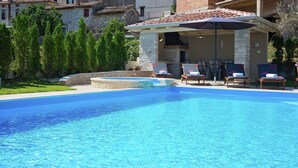 Outdoor pool - Charming Villa With Swimming Pool in Višnjan (Visnjan)