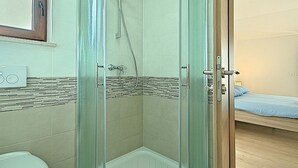 Shower, towels - Superb Comfortable With Private Swimming Pool and Several Terraces (Svetvincenat)