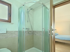 Shower, towels - Superb Comfortable With Private Swimming Pool and Several Terraces (Svetvincenat)