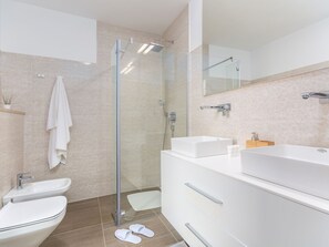 Badewanne, Haartrockner, Handtücher
