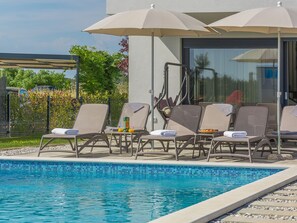 Outdoor pool - Opulent Villa in Novigrad with Sauna & Hot Tub (Novigrad)