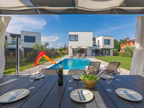 Opulent Villa in Novigrad with Sauna & Hot Tub