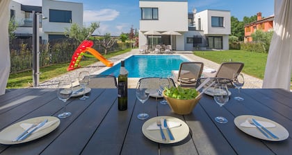Opulent Villa in Novigrad with Sauna & Hot Tub