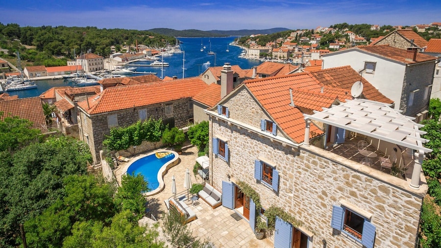 Heritage Villa near Milna with Private Swimming Pool