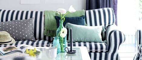 Mobile Home | Living room