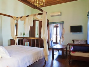 House | 4 bedrooms, individually furnished, iron/ironing board