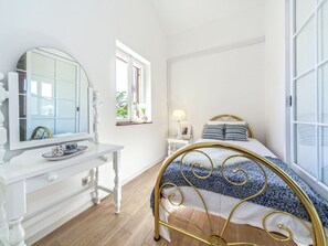 5 bedrooms, individually furnished, iron/ironing board, bed sheets
