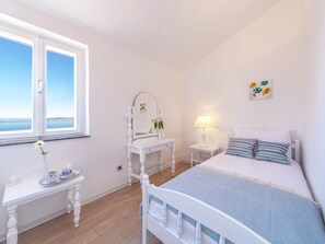Villa | 5 bedrooms, individually furnished, iron/ironing board, bed sheets - Charming Villa With Private Swimming Pool in Dalmatia (Baska Voda)