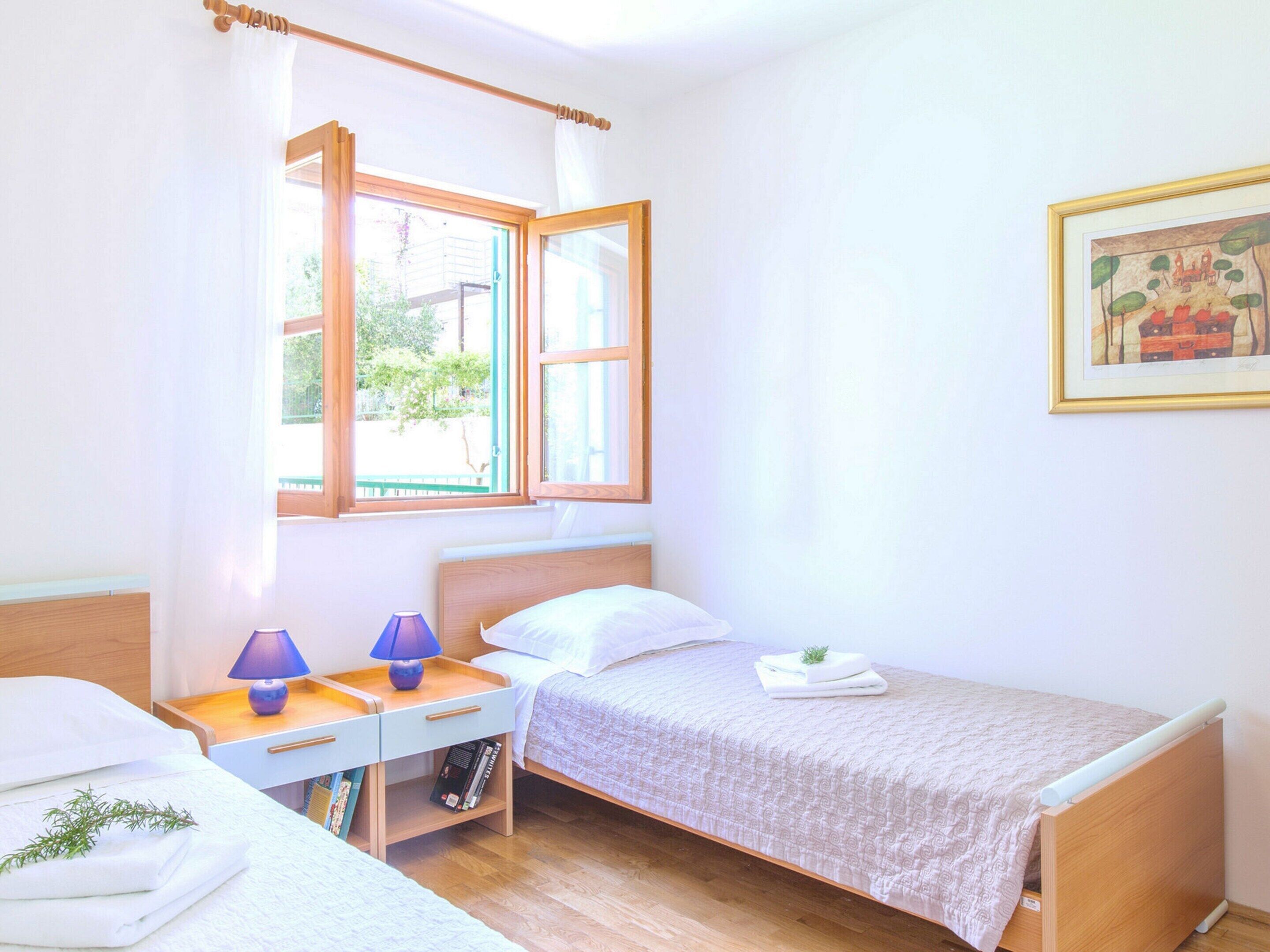 Vila | 4 quartos, individualmente mobiliados, ferros/tábuas de passar roupa