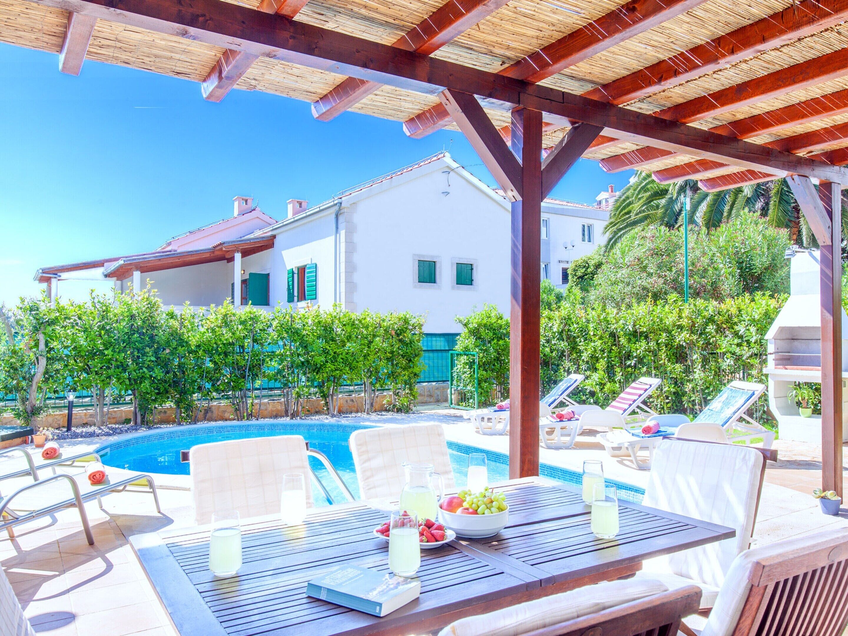 Vila | Piscina | Piscina interna, piscina externa
