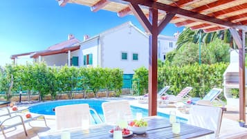 Vila | Piscina | Piscina interna, piscina externa