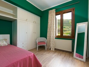 7 bedrooms, individually furnished, cribs/infant beds, bed sheets