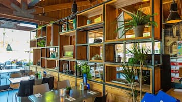 Chalet | Dining