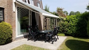 House | Garden - Well Equipped Holiday Home in Nieuwvliet Near the Beach (Nieuwvliet)