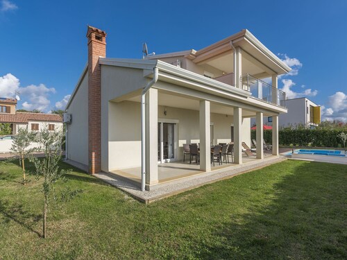 Villa with Private Pool & Garden near Porec & Water Park