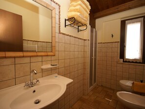 Shower, towels - Spacious Holiday Home in Assisi With Pool (Assisi)
