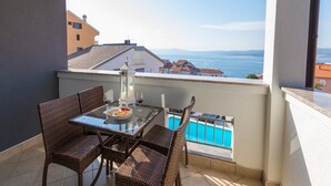 Balcony - Comfortable Apartment With Pool and Terrace With Sea View (Crikvenica)