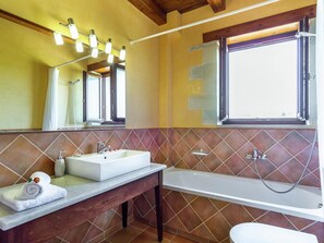 Villa | Salle de bain | Douche, sĂšche-cheveux, shampoing