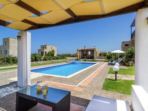 Vila | Piscina | Piscina interna, piscina externa