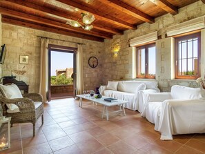 Vila | Sala de estar | Lareira