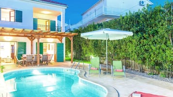 Vila | Piscina | Piscina interna, piscina externa