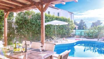 Vila | Piscina | Piscina interna, piscina externa