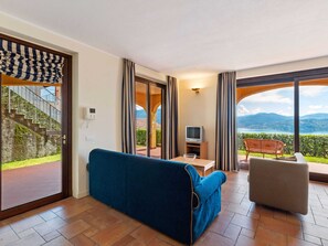Living area - Spacious Apartment in Rancone With Lake View (Oggebbio)