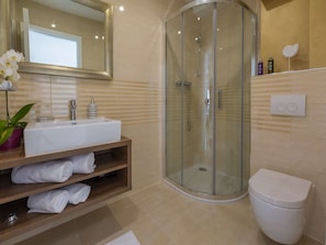 Bathroom - Amazing Villa Apartment With Pool Near the Beach (Crikvenica)