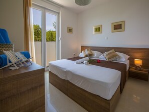 2 bedrooms, individually furnished, iron/ironing board - Amazing Villa Apartment With Pool Near the Beach (Crikvenica)