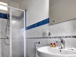 Shower, towels - A Countryside Farmhouse Just Outside the Popular Small Town of Santagata (Massa Lubrense)
