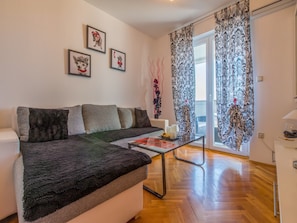 Living room - Lavish Apartment in Crikvenica With Sea View (Crikvenica)