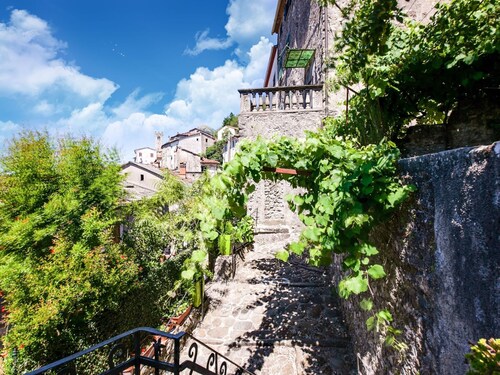 Farmhouse in Italy With Private Terrace