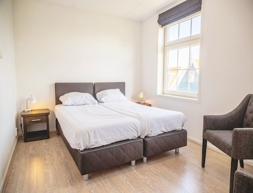 Holiday Home Built in Zaanse Style, Near Alkmaar