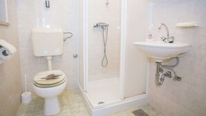 Buồng tắm vòi sen, khăn tắm 