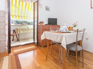 Dining - Apartment 45 m2 on the First Floor With Garden View and air Condition (Porec)