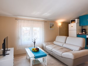 Living room - Comfortable Apartment With Pool, Wi-fi and air Conditioning, Ideal for a Couple (Porec)