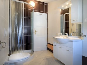 Shower, hair dryer, towels - Comfortable Apartment With Pool, Wi-fi and air Conditioning, Ideal for a Couple (Porec)