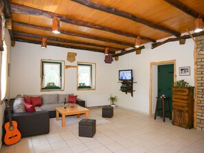 Cottage | Living room | Fireplace, DVD player