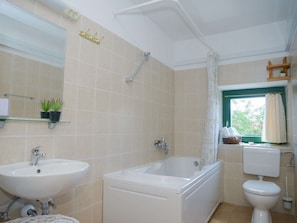 Cottage | Bathroom | Bathtub, hair dryer, towels