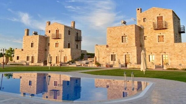 A stone building with a pool, reflecting the structure. - Dreamy Villa in Rethymnon With Private Pool (Rethymno)
