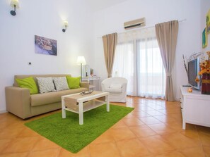 Fireplace - Three-bedroom Holiday House With a sea View, Shared Pool and Garden (Kastelir-Labinci)