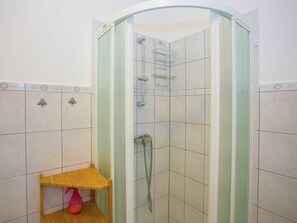 Shower, hair dryer, towels - Three-bedroom Holiday House With a sea View, Shared Pool and Garden (Kastelir-Labinci)