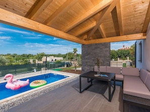 Hus | Basseng | Innendørsbasseng og utendørsbasseng