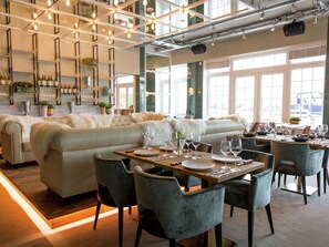 Apartment | Dining - Spacious Holiday Home on Markermeer near Amsterdam (Uitdam)