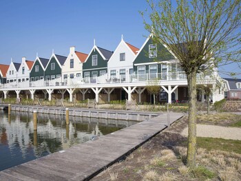 Spacious Holiday Home on Markermeer near Amsterdam